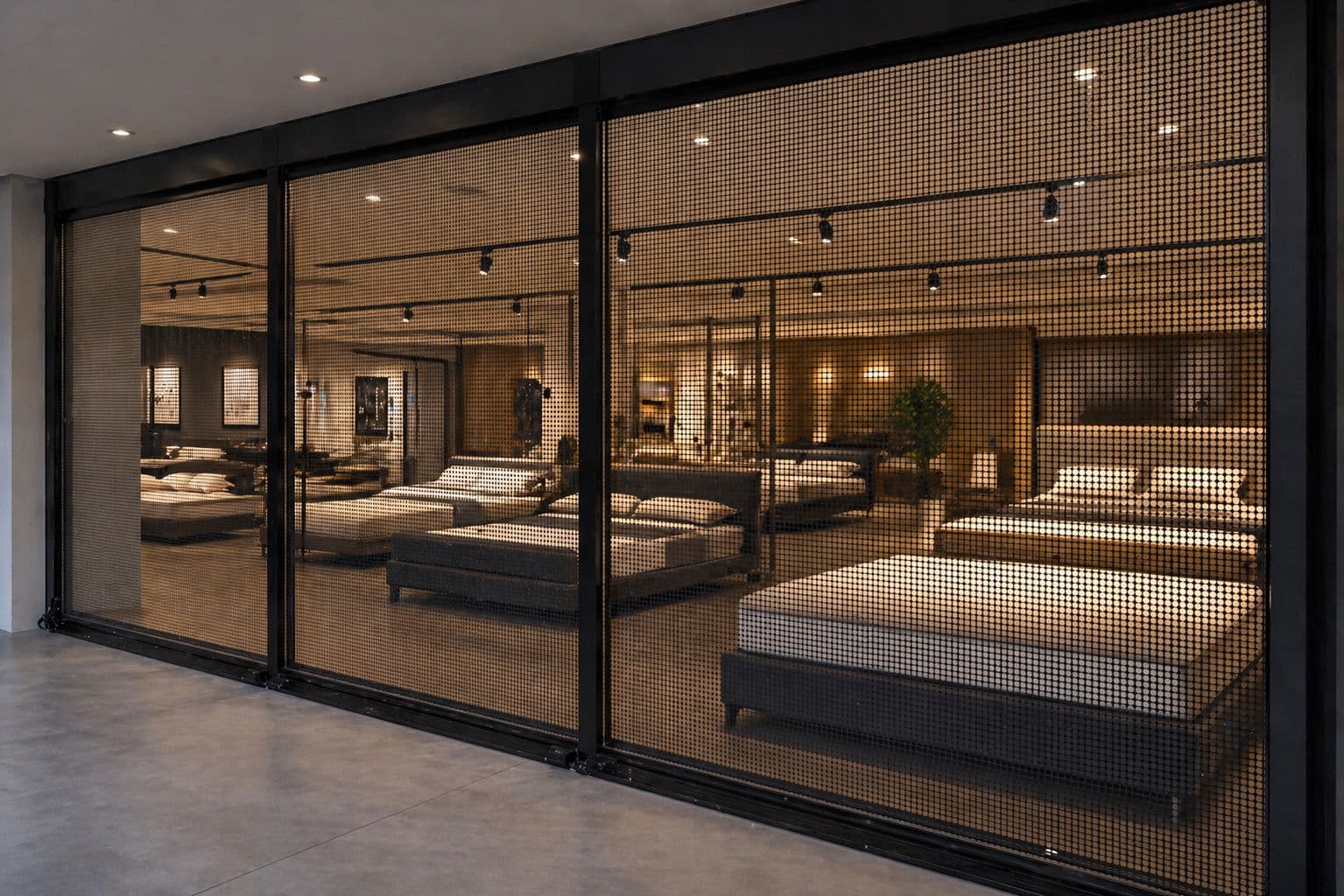 IlluMesh transparant LED scherm in een showroom — interieur volledig zichtbaar terwijl het scherm content toont